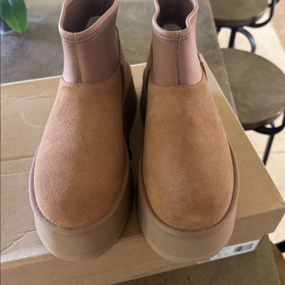 Ugg, classic mini dipper. Size 8 - Picture 4 of 7